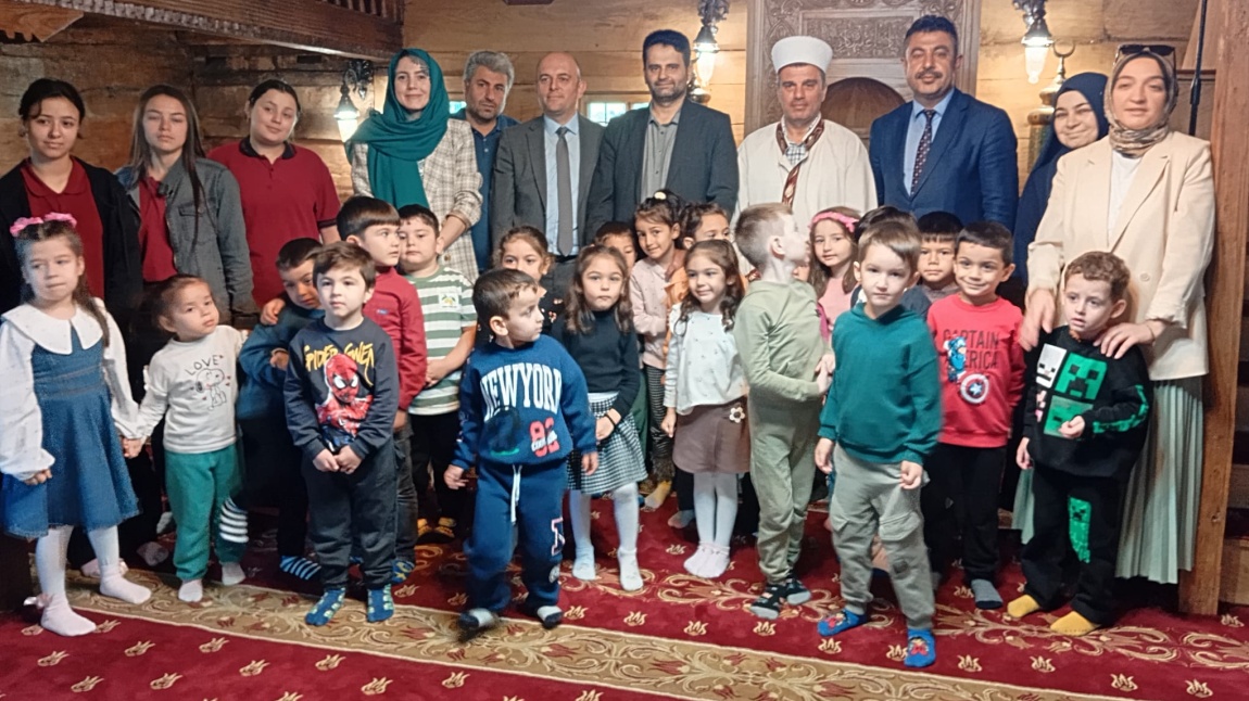 Anasınıfı öğrencilerimiz ile İlçemizin tarihi yapısı olan Laleli Çivisiz Camii'de Minyatür Camii boyama etkinlikleri yapılmıştır.